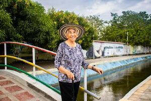 senior kvinna turist på de macondo linjär parkera i aracataca de födelseort av de colombianska litteratur nobel pris- Gabriel garcia marquez foto