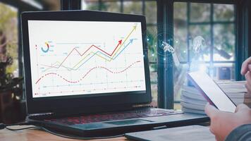 företag man innehav en mobil telefon visa upp teknologi från artificiell intelligens, allra senaste holografiska grafik förlänga bortom de skärm. företag data analys assistent teknologi begrepp foto