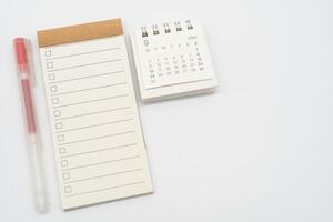 tom kolla upp lista eller tömma små anteckningsblock med kryssruta och enkel skrivbord kalender för september 2024. tom checklista för text. kopia Plats. foto