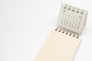 enkel skrivbord kalender för mar 2024 och tom PM i isolerat bakgrund. kalender begrepp med kopia Plats. foto