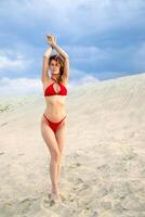 skön ung kvinna i röd bikini på de strand på maldiverna foto
