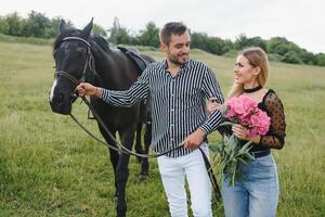 kärleksfull par med häst på ranch foto