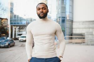 afrikansk amerikan man i eleganta ny kläder på de gata foto