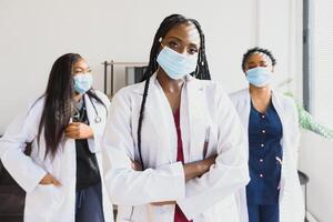 grupp av afrikansk amerikan kvinna doktorer i skyddande masker på deras ansikten. foto