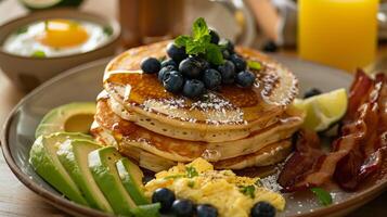 ai genererad påsk morgon- glädjer pannkakor, krypterade ägg, avokado, och bacon foto