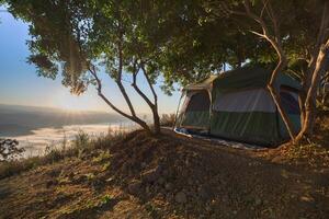 camping tält under klar himmel foto