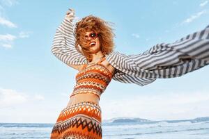 leende strand kvinna. fattande frihet och glädje i sommar foto
