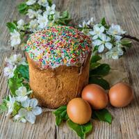 påsk ägg panettone bröd kaka bakgrund Lycklig påsk vår Semester tulpan foto