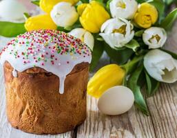 påsk ägg panettone bröd kaka bakgrund Lycklig påsk vår Semester tulpan foto