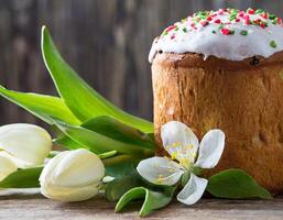 påsk ägg panettone bröd kaka bakgrund Lycklig påsk vår Semester tulpan foto