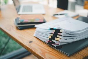 stack överbelastning dokumentera Rapportera papper med färgrik gem plats på kontor skrivbord, papperslös företag begrepp. foto