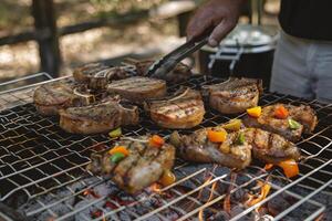 ai genererad grilla med grillad kött och grönsaker på en utegrill grill utomhus foto