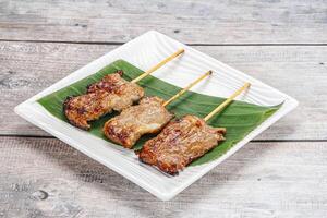thai kök - grillad fläsk grillspett foto