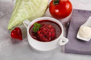 borsjtj soppa med kål och rödbeta foto