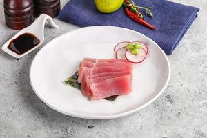 japansk kök - skivad tonfisk sashimi foto