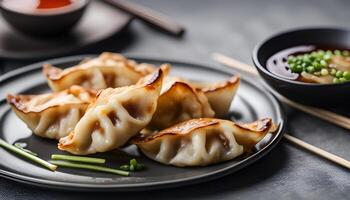 ai genererad taiwanese och japansk stekt i stekpanna gyoza klimp Jiaozi mat i en tallrik med soja sås på grå tabell bakgrund. foto