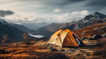 ai genererad grymt bra camping i topp av berg. ensam grön tält är dold i en berg skog bland röd dvärg- björk buskar. turism begrepp äventyr resa utomhus- foto