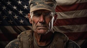 ai genererad veteran- på bakgrund av USA amerikan flagga, porträtt av ett gammal caucasian manlig soldat ser på kamera. patriot dag och minne begrepp foto