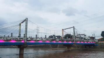 stänga upp av bro med färgad lampor foto