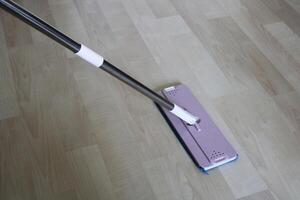 mopp rengöring på golv på Hem foto