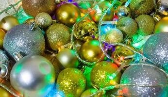 jul bakgrund med bubblor, färgrik jul lampor, jul dekorationer foto
