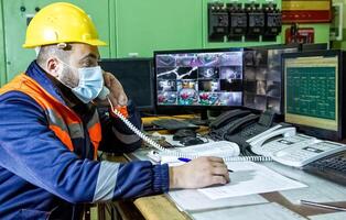 industriell arbetare på de arbete i fabrik foto