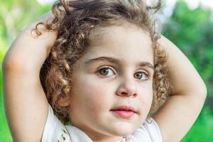 porträtt av en liten barn, porträtt av en liten flicka, porträtt av en barn foto