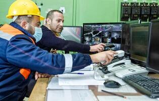 industriell arbetare på de arbete i fabrik foto