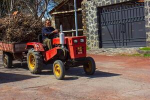 gammal bruka traktor, traktor i de landsbygden foto