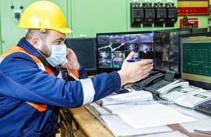 industriell arbetare på de arbete i fabrik foto