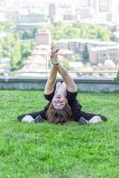 ung flicka håller på med övning i de stad, kvinna håller på med yoga träning, person håller på med stretching, kvinna avkopplande i de stad, Söt flicka håller på med kondition övning foto