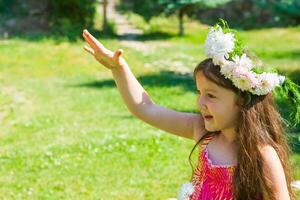 Söt liten flicka i de natur, flicka i sommar foto