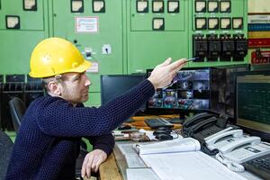 industriell arbetstagare på de arbete i fabrik foto