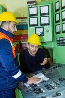 industriell arbetare på de arbete i fabrik foto