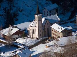 en kyrka i de snö foto