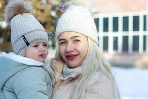 mor och bebis pojke i vinter, förälder och barn i vinter- foto
