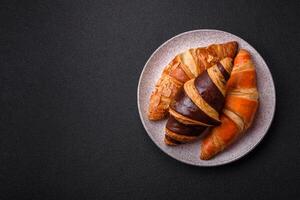 utsökt färsk, Krispig franska croissanter med ljuv fyllning foto