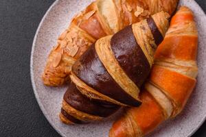 utsökt färsk, Krispig franska croissanter med ljuv fyllning foto