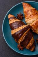 utsökt färsk, Krispig franska croissanter med ljuv fyllning foto