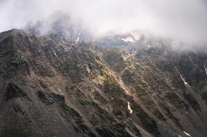 dimma och kall på ett av de toppar i de berg. mystisk atmosfär över de berg räckvidd foto