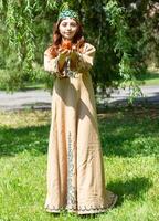armeniska ung kvinna i traditionell kläder i de natur i sommar foto