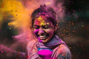 ai genererad glad indisk kvinna täckt med färgrik pulver måla firar helig på helig festival i Indien foto