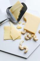 ost samling, bitar av hård parmesan ost med kasju nötter foto
