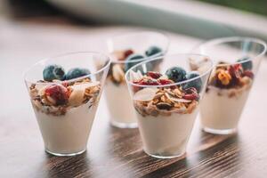 friska frukost - granola med yoghurt och bär på trä- tabell foto
