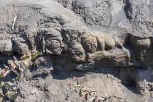 de mysterium ansikte ristade in i sten på ingång av bentar candi och Batok vulkan i brom Tengger Semeru nationell parkera, öst java, Indonesien. foto