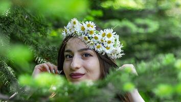 porträtt av en kvinna med vit blommor, porträtt av en kvinna i de parkera foto