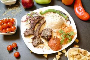 gourmet vit tallrik med kött och grönsaker foto