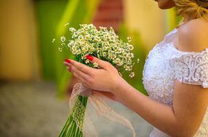 brud innehav bukett i bröllop klänning foto
