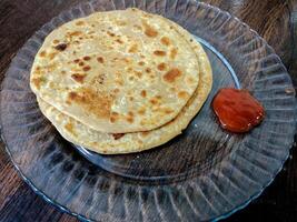 poori ett idealisk indisk frukost eras med tomat sås foto