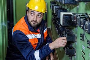 industriell arbetstagare på de arbete i fabrik foto